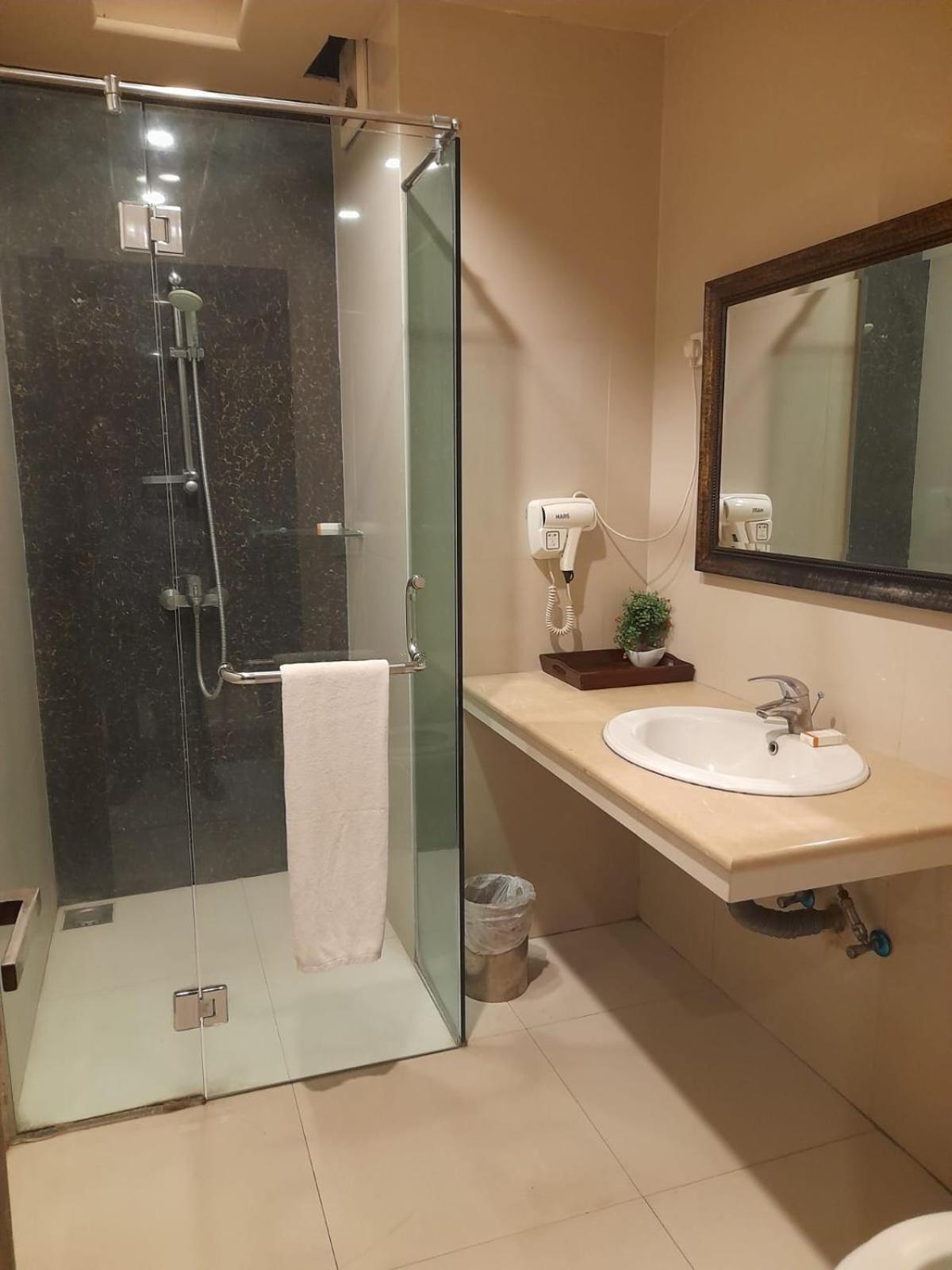 Grand Regent Hotel And Suites Faisalabad Eksteriør bilde