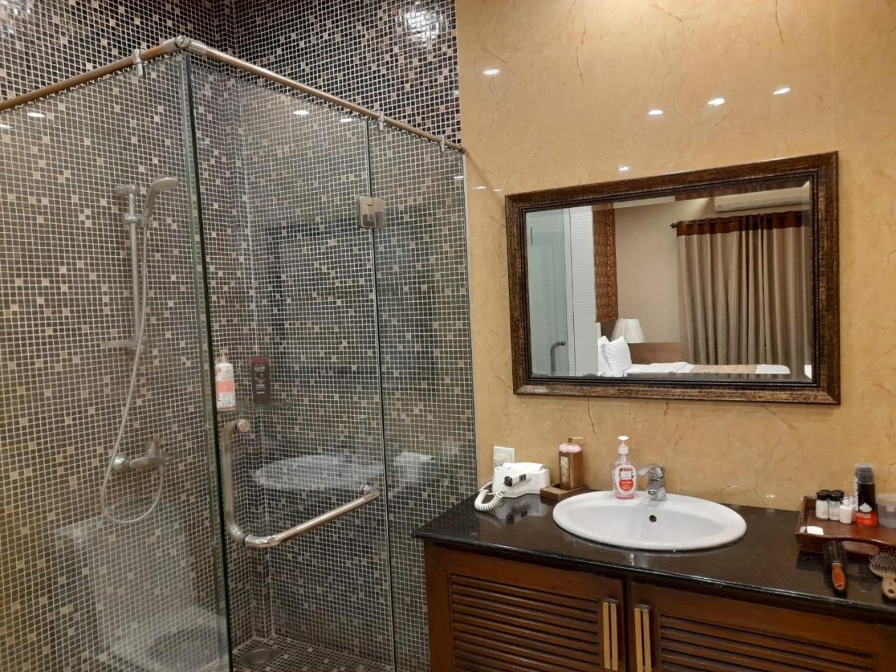 Grand Regent Hotel And Suites Faisalabad Eksteriør bilde