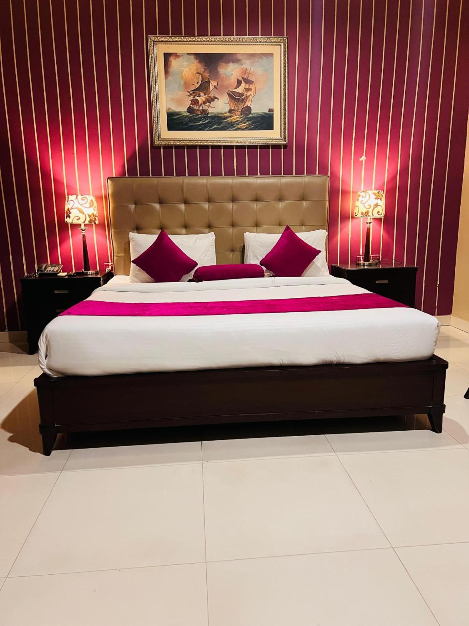Grand Regent Hotel And Suites Faisalabad Eksteriør bilde