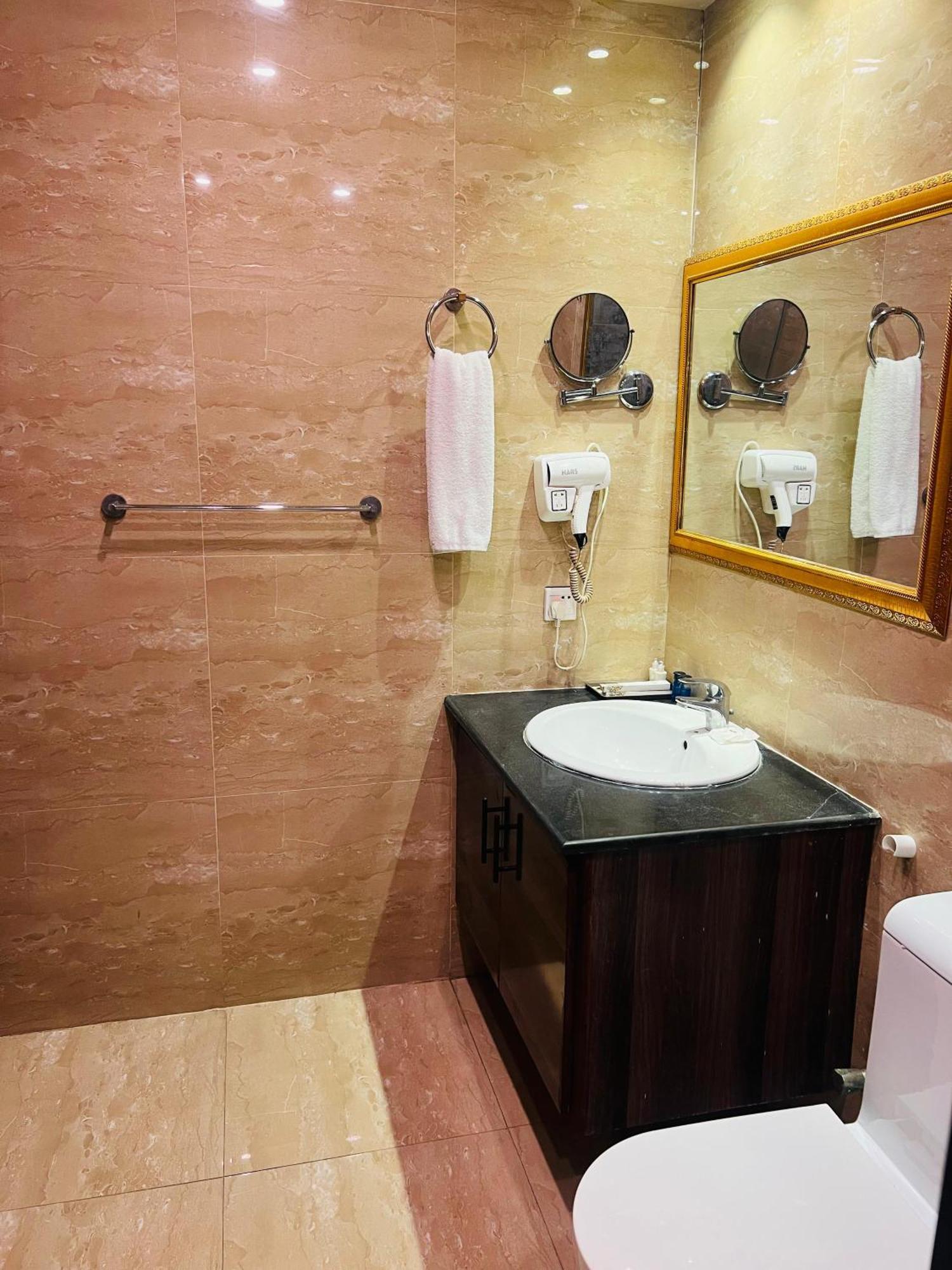 Grand Regent Hotel And Suites Faisalabad Eksteriør bilde