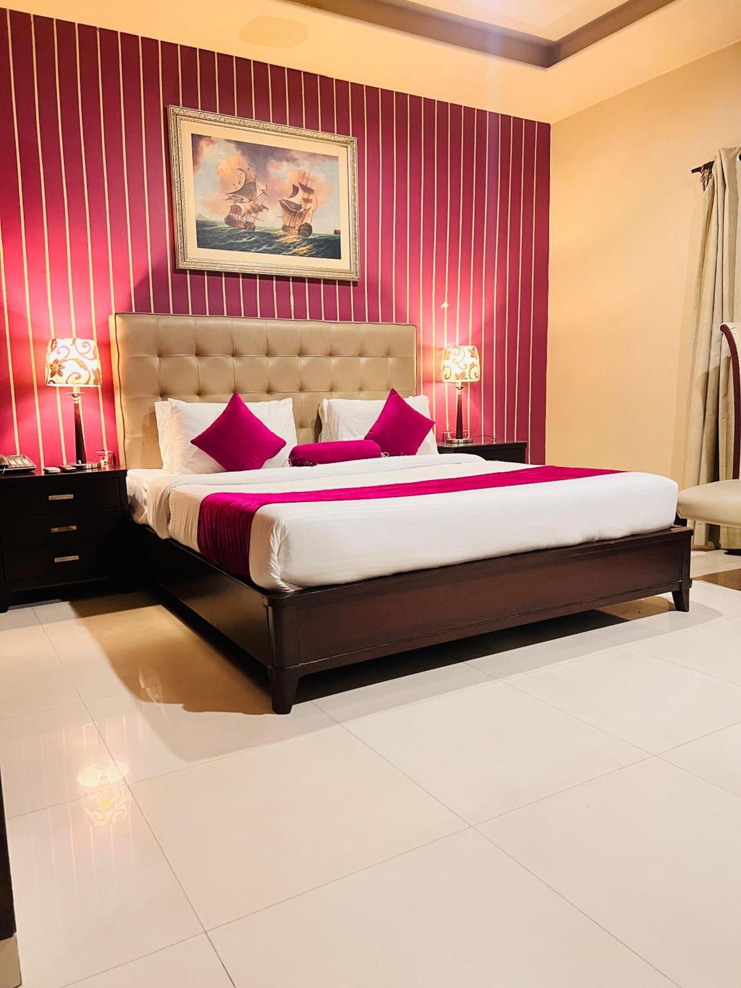 Grand Regent Hotel And Suites Faisalabad Eksteriør bilde